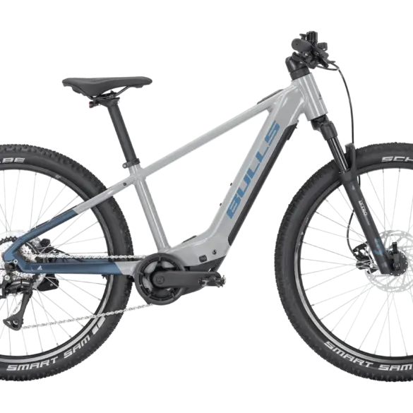 Graues BULLS TOKEE EVO SX 26 E-Mountainbike mit blauen Akzenten und Schwalbe Smart Sam Reifen.
