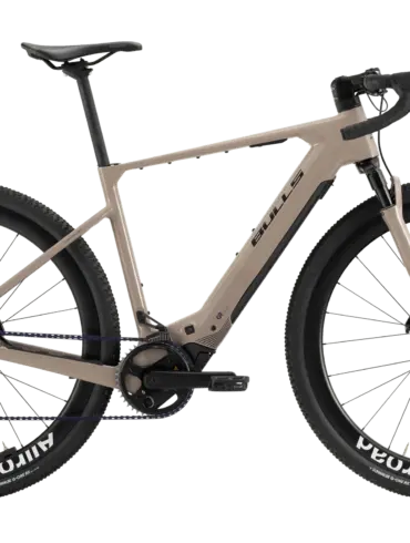 Das BULLS Trail Grinder EVO SX 2025 ist ein E-Gravelbike in einem sandfarbenen Rahmen. Es verfügt über breite Reifen mit der Aufschrift "Mavic Allroad" und "Schwalbe G-One RX", eine RockShox Federgabel und einen Bosch Performance Line SX Motor.
