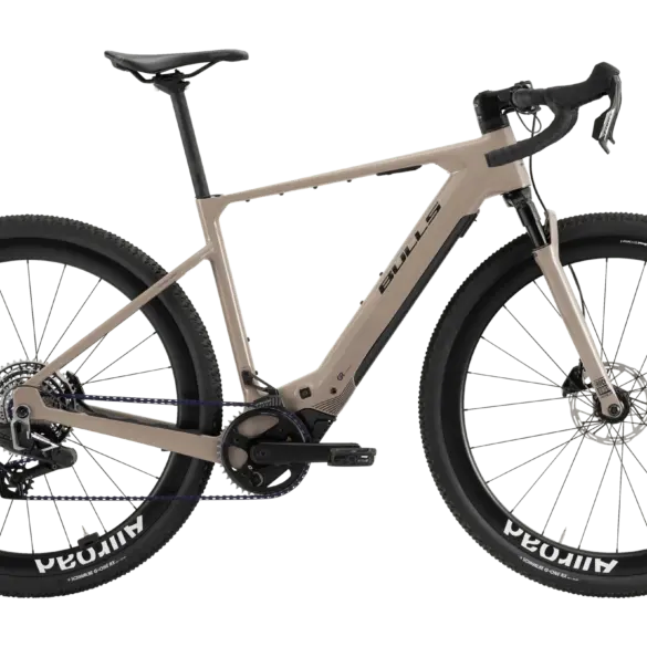 Das BULLS Trail Grinder EVO SX 2025 ist ein E-Gravelbike in einem sandfarbenen Rahmen. Es verfügt über breite Reifen mit der Aufschrift "Mavic Allroad" und "Schwalbe G-One RX", eine RockShox Federgabel und einen Bosch Performance Line SX Motor.