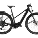 Seitenansicht des schwarzen BULLS Urban Grinder EVO SX E-Bikes mit Gepäckträger und Schutzblechen.
