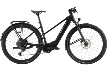 Seitenansicht des schwarzen BULLS Urban Grinder EVO SX E-Bikes mit Gepäckträger und Schutzblechen.
