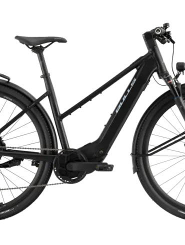 Seitenansicht des schwarzen BULLS Urban Grinder EVO SX E-Bikes mit Gepäckträger und Schutzblechen.