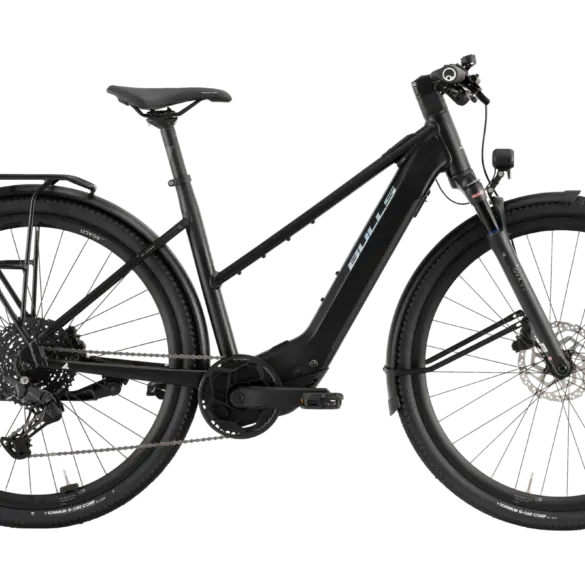 Seitenansicht des schwarzen BULLS Urban Grinder EVO SX E-Bikes mit Gepäckträger und Schutzblechen.