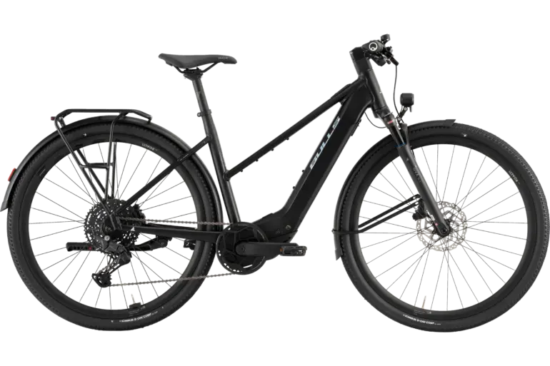Seitenansicht des schwarzen BULLS Urban Grinder EVO SX E-Bikes mit Gepäckträger und Schutzblechen.