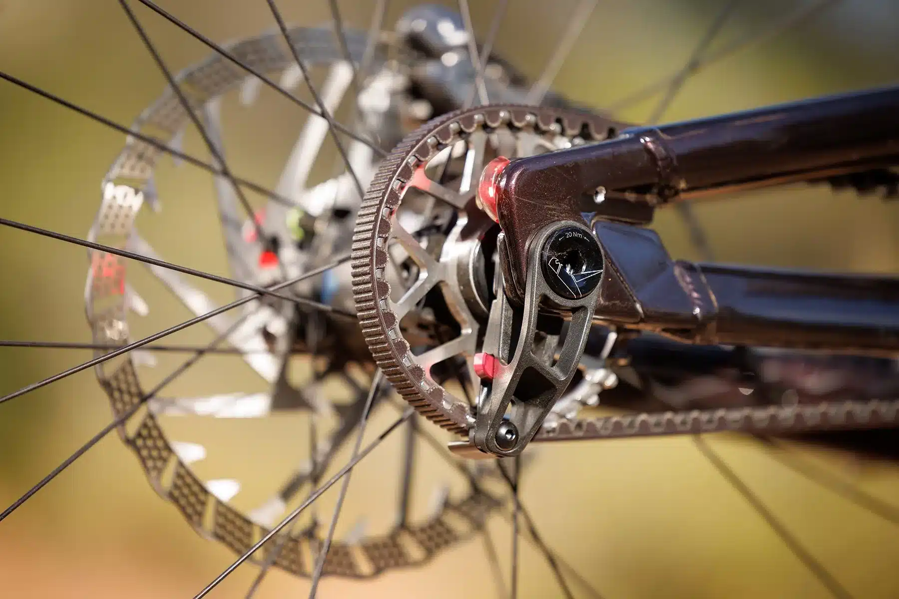 Detailaufnahme des Hinterrads eines BULLS VUCA EVO AM 3 E-Mountainbikes, fokussiert auf den Zahnriemen und die Kassettenaufnahme.