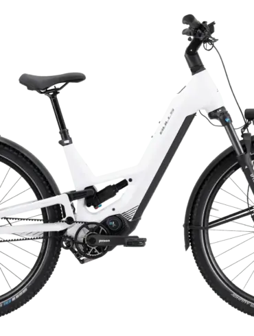 Seitenansicht eines weißen BULLS VUCA EVO FS 1 E-Bikes mit Vollfederung und Gepäckträger.