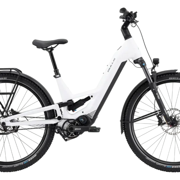 Seitenansicht eines weißen BULLS VUCA EVO FS 1 E-Bikes mit Vollfederung und Gepäckträger.
