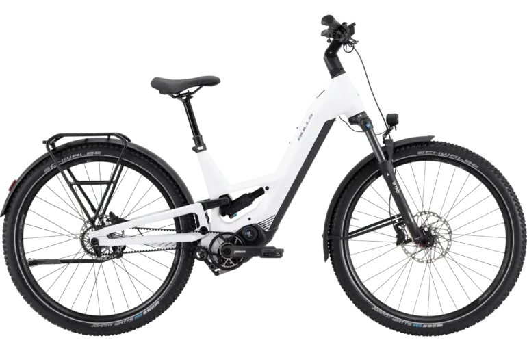 Seitenansicht eines weißen BULLS VUCA EVO FS 1 E-Bikes mit Vollfederung und Gepäckträger.
