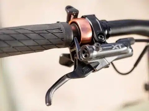 Fahrradlenker mit schwarzem Griff und silbernem Bremshebel der Marke Shimano Deore XT.