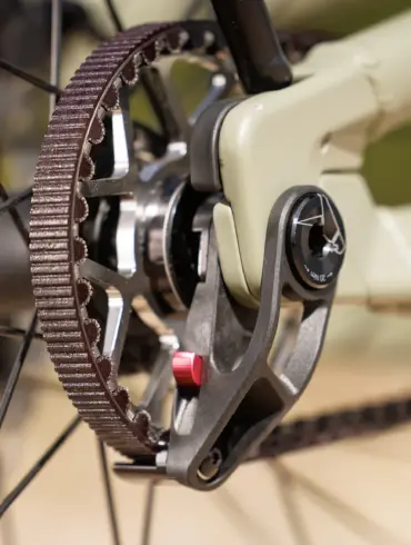 Detailaufnahme des Zahnriemens und des Schaltwerks an der Hinterradnabe eines BULLS VUCA EVO FS 2 E-Bikes.