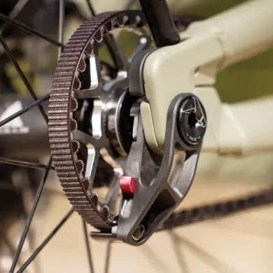 Detailaufnahme des Zahnriemens und des Schaltwerks an der Hinterradnabe eines BULLS VUCA EVO FS 2 E-Bikes.