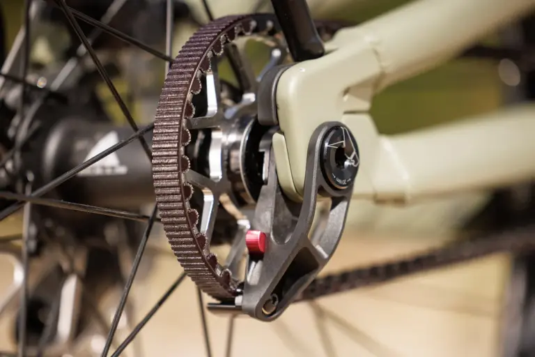 Detailaufnahme des Zahnriemens und des Schaltwerks an der Hinterradnabe eines BULLS VUCA EVO FS 2 E-Bikes.