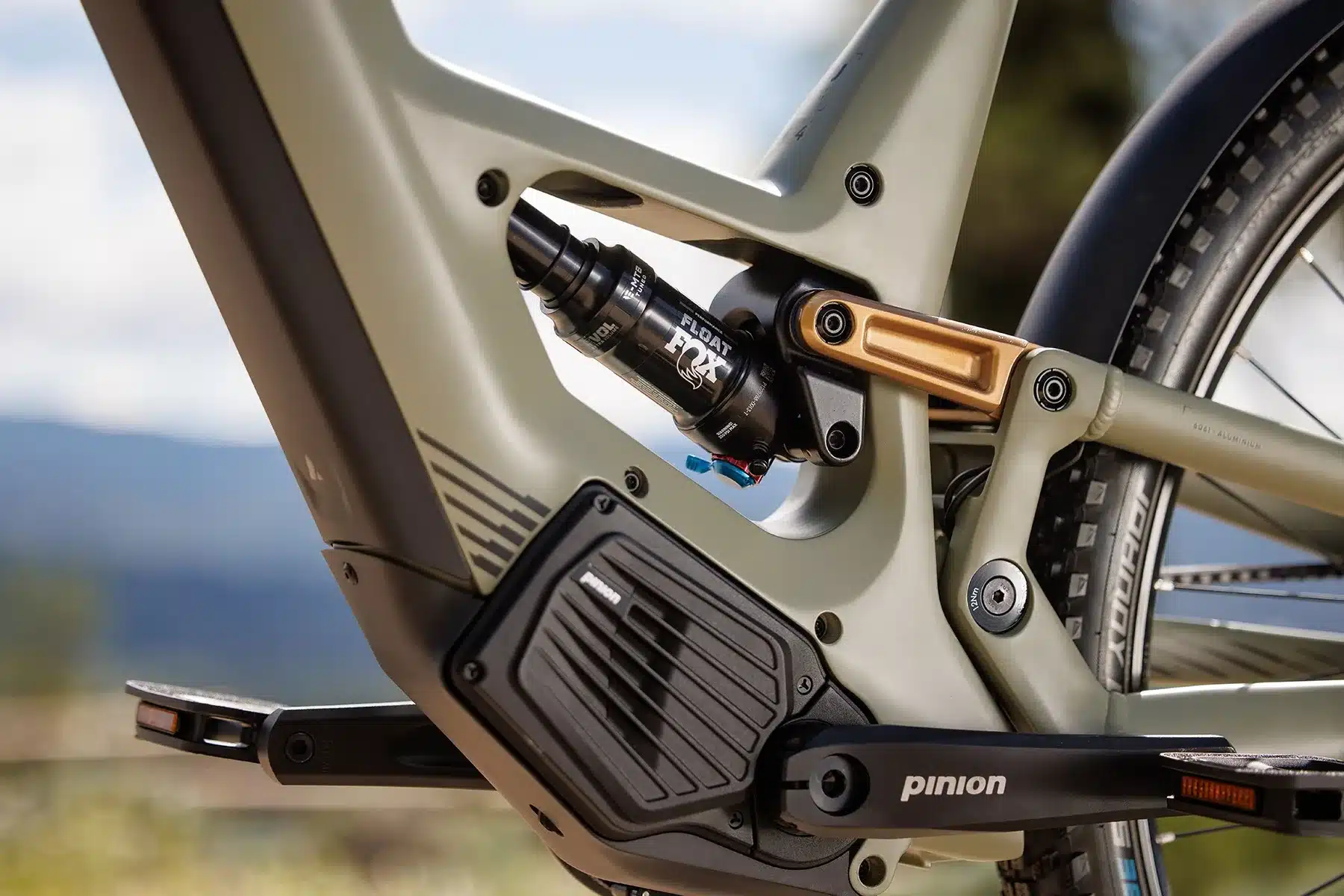 Nahaufnahme des BULLS VUCA EVO FS 2 E-Bikes, die den Pinion Getriebemotor, die Kurbelgarnitur und den vollgefederten Rahmen mit FOX Dämpfer zeigt.