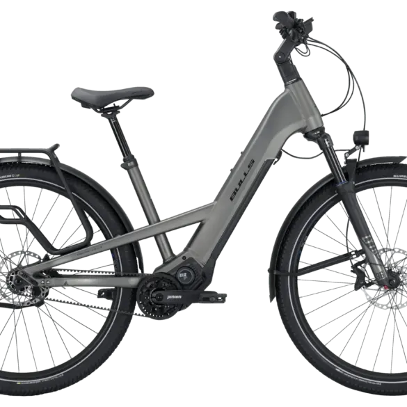 Seitenansicht eines grauen BULLS Vuca EVO X1 E-Bikes mit Pinion Getriebe und Riemenantrieb.