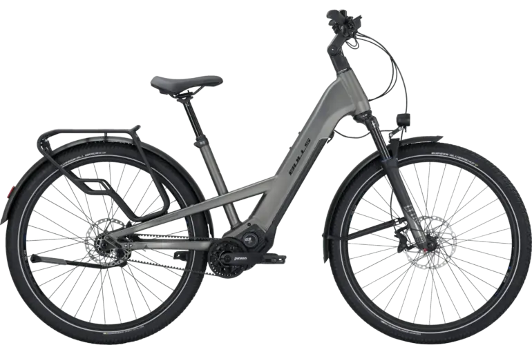Seitenansicht eines grauen BULLS Vuca EVO X1 E-Bikes mit Pinion Getriebe und Riemenantrieb.