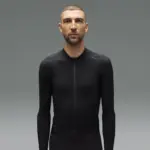 Mann trägt ein schwarzes Canyon CFR Men’s Longsleeve Cycling Jersey