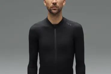 Mann trägt ein schwarzes Canyon CFR Men’s Longsleeve Cycling Jersey