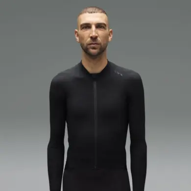 Mann trägt ein schwarzes Canyon CFR Men’s Longsleeve Cycling Jersey