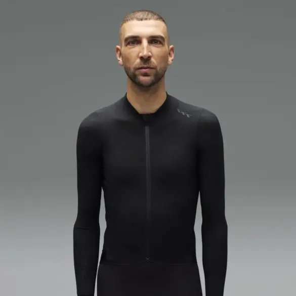 Mann trägt ein schwarzes Canyon CFR Men’s Longsleeve Cycling Jersey