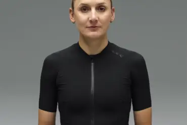 Frau in einem schwarzen Canyon CFR Damen-Rennradtrikot mit kurzem Reißverschluss und dezentem Logo