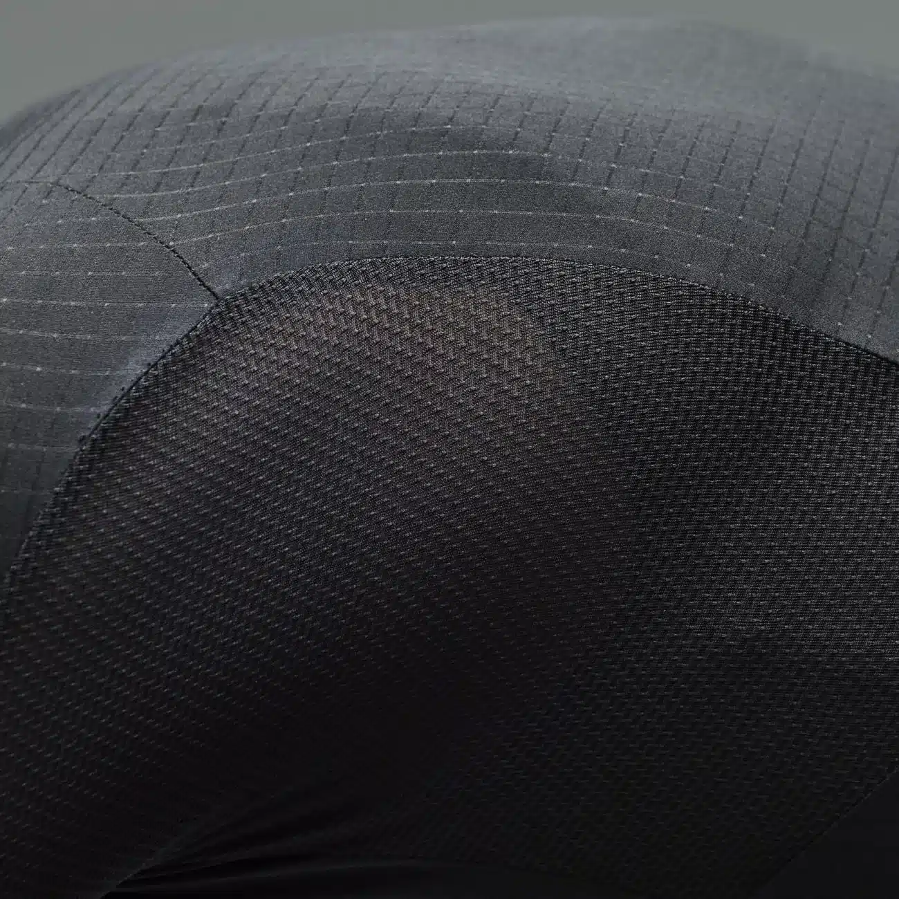 Detailansicht des Canyon CFR Women's Cycling Jersey mit Fokus auf den Mesh-Einsatz an der Schulter und das strukturierte Obermaterial.
