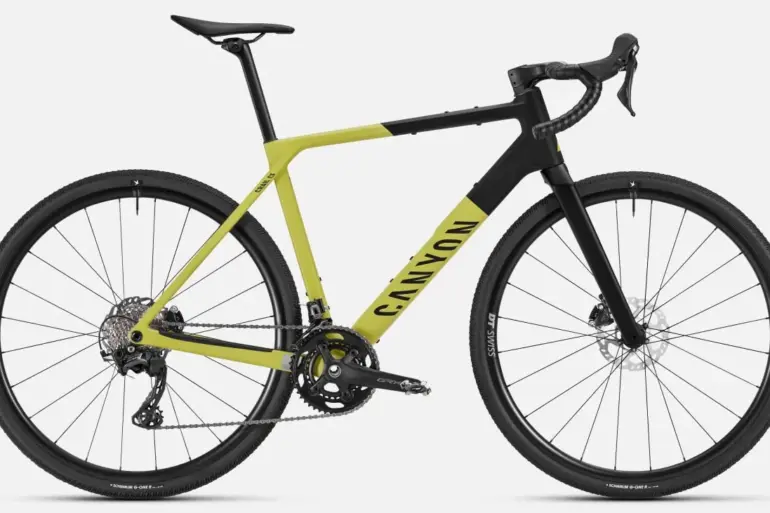 Seitenansicht eines Canyon Grail CF 7 Gravelbikes in leuchtgelb und schwarz.