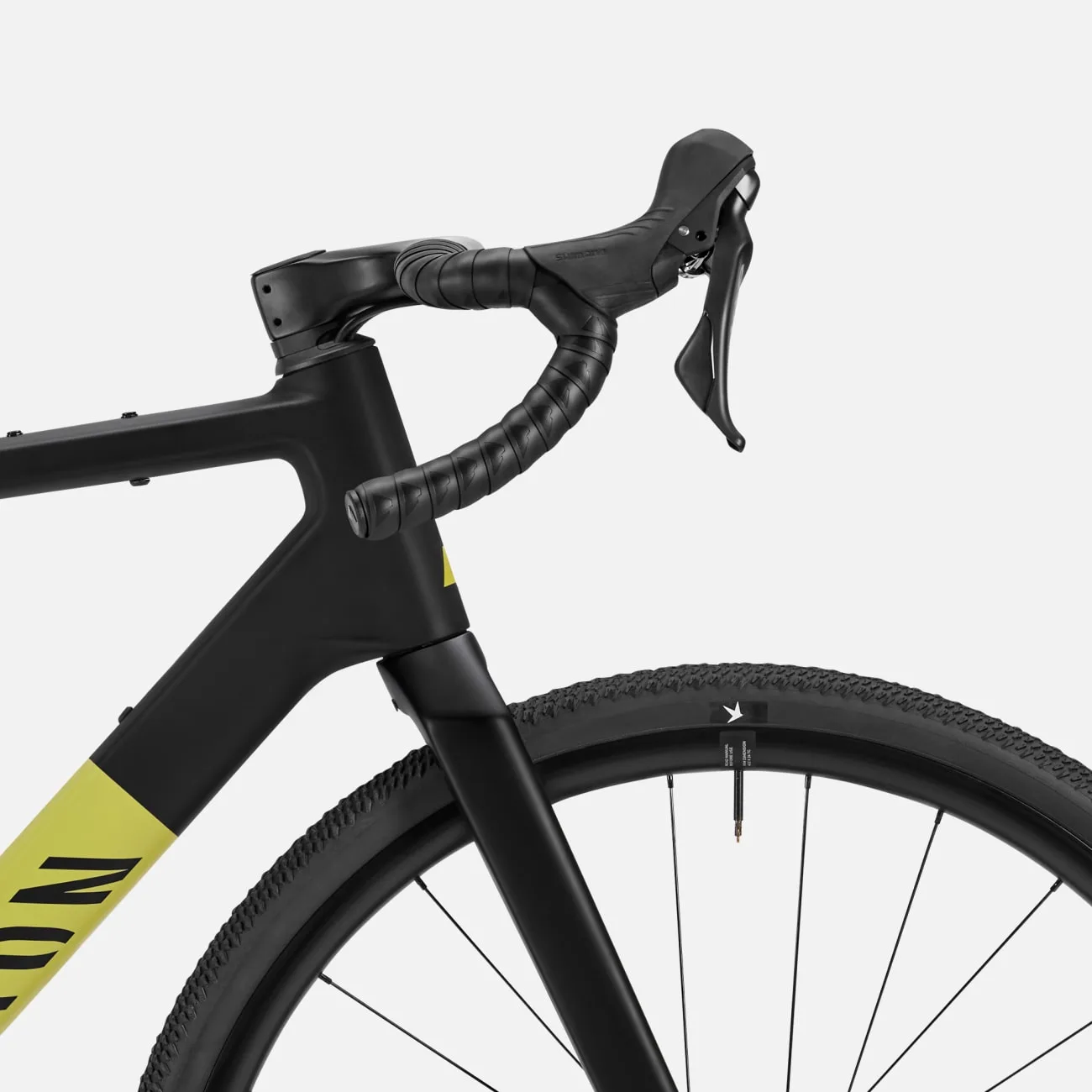 Vorderansicht des Lenkers und der Gabel eines Canyon Grail CF 7 Gravelbikes mit schwarzem Carbonrahmen und gelbem Akzent.