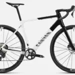 Seitenansicht eines Canyon Grail CF 8 1by Gravelbikes mit weißem Rahmen und schwarzen Akzenten.