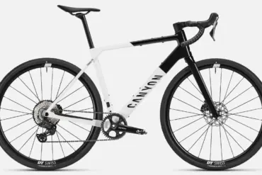 Seitenansicht eines Canyon Grail CF 8 1by Gravelbikes mit weißem Rahmen und schwarzen Akzenten.