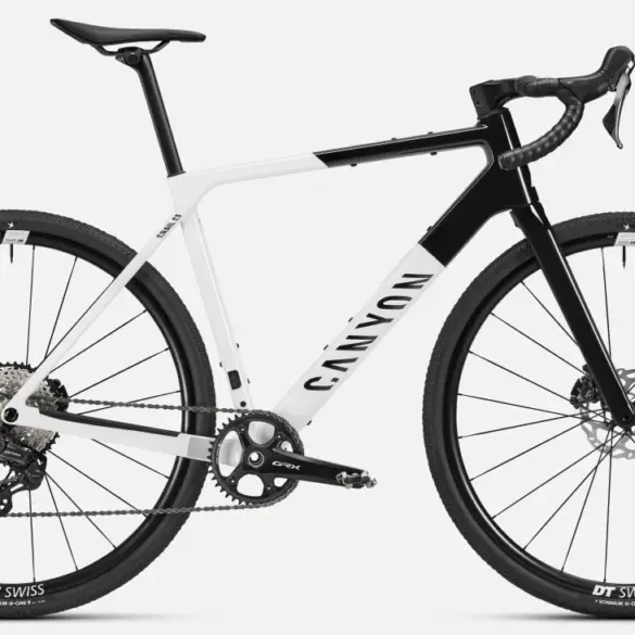 Seitenansicht eines Canyon Grail CF 8 1by Gravelbikes mit weißem Rahmen und schwarzen Akzenten.