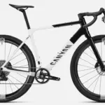 Canyon Grail CF SL 7 AERO Gravelbike in weiß-schwarzer Lackierung mit Carbonrahmen und aerodynamischem Laufradsatz.