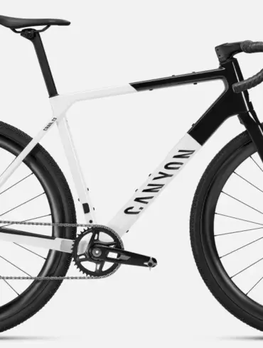 Canyon Grail CF SL 7 AERO Gravelbike in weiß-schwarzer Lackierung mit Carbonrahmen und aerodynamischem Laufradsatz.