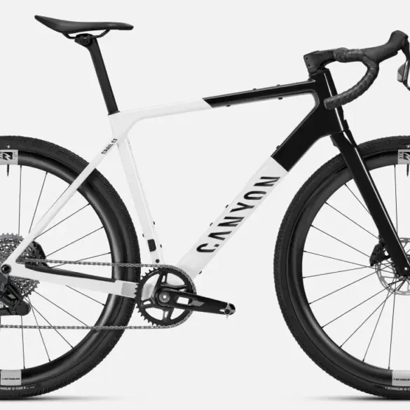 Canyon Grail CF SL 7 AERO Gravelbike in weiß-schwarzer Lackierung mit Carbonrahmen und aerodynamischem Laufradsatz.