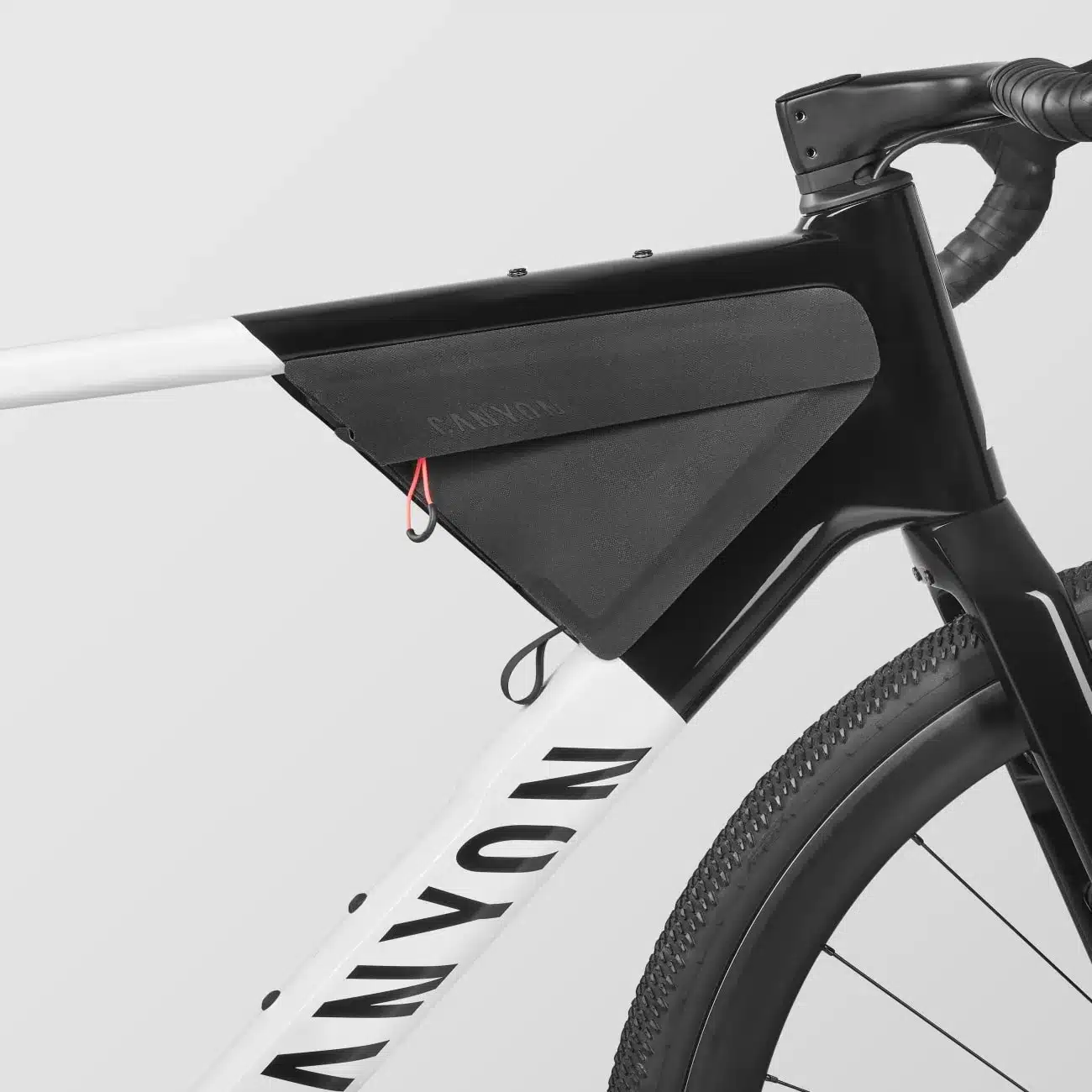 Nahaufnahme eines Canyon Grail CF SL 7 AERO Gravelbikes mit einer schwarzen Rahmentasche, die am Carbonrahmen befestigt ist.