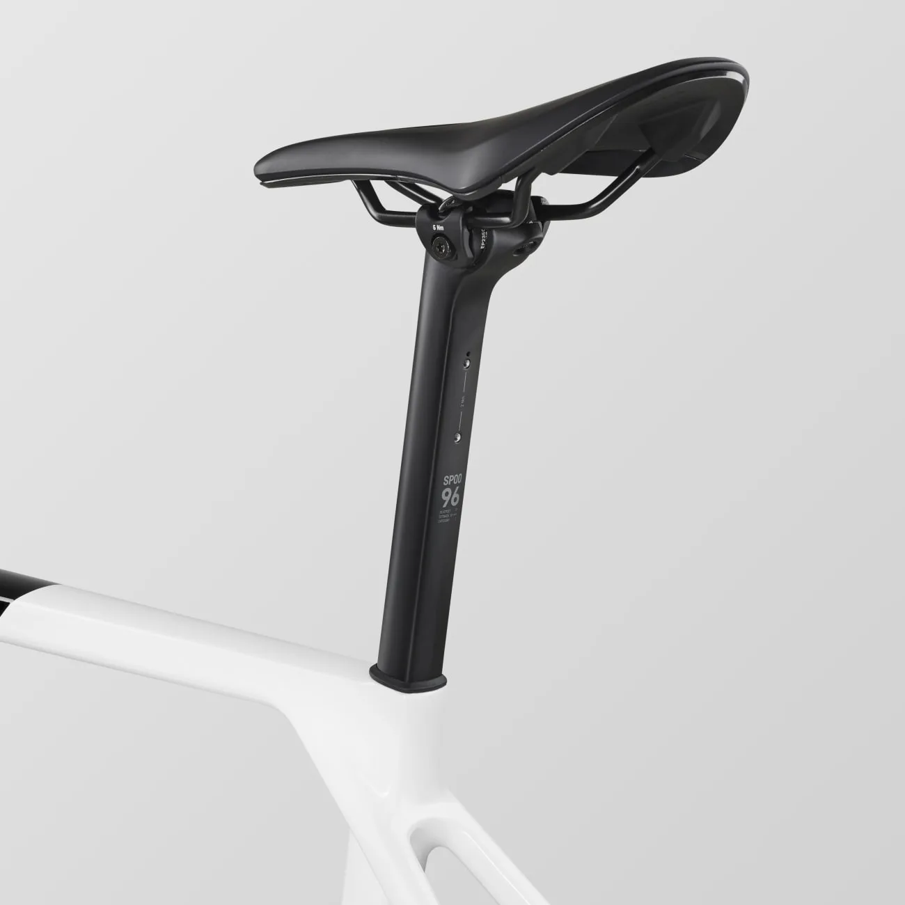 Nahaufnahme der Sattelstütze und des Sattels eines Canyon Grail CF SL 7 AERO Gravelbikes.