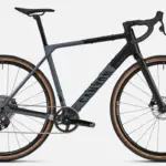Seitenansicht eines Canyon Grail CF SL 7 AXS Gravelbikes in Anthrazit und Grau mit braunen Reifen.