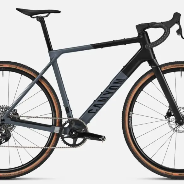 Seitenansicht eines Canyon Grail CF SL 7 AXS Gravelbikes in Anthrazit und Grau mit braunen Reifen.