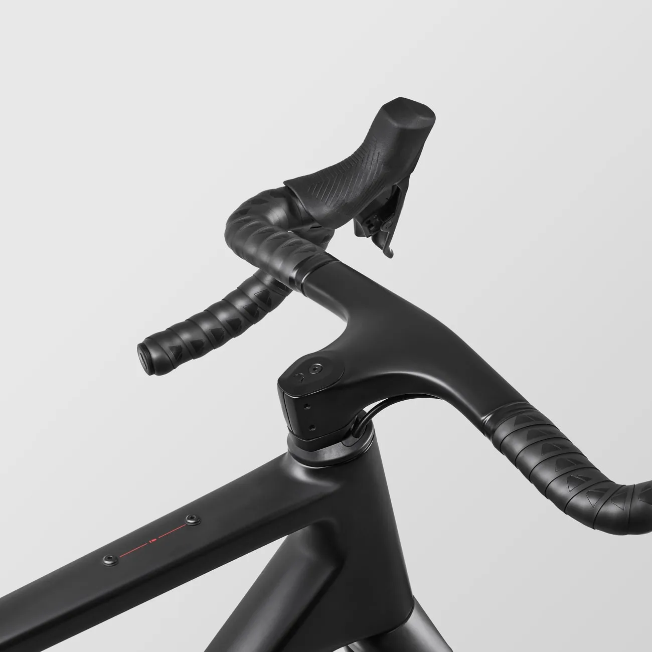 Detailansicht des schwarzen Lenkers und des Oberrohrs eines Canyon Grail CF SL 7 AXS Gravelbikes.