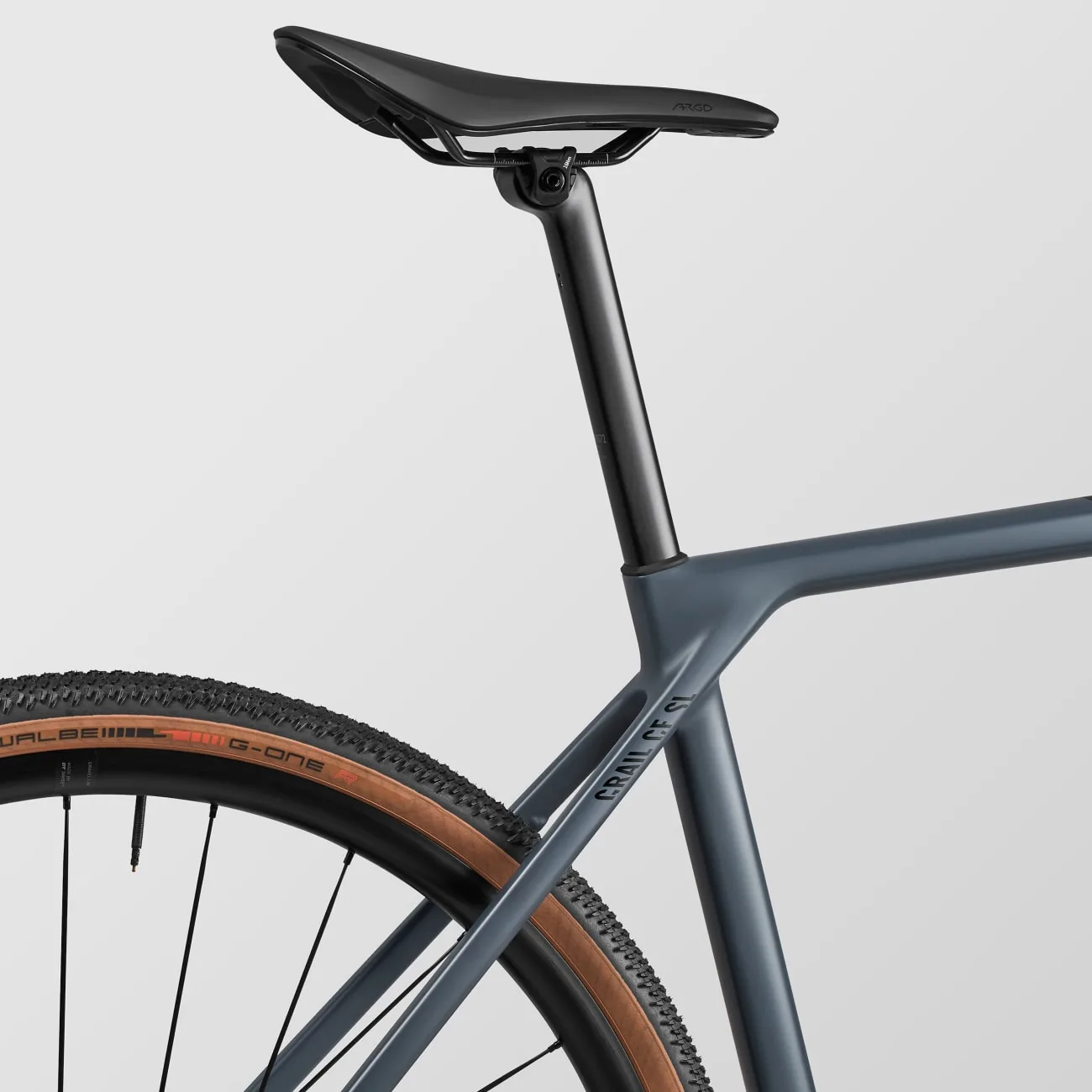 Detailaufnahme eines grauen Canyon Grail CF SL 7 AXS Gravelbikes, Fokus auf den Carbonrahmen, das Sattelrohr mit