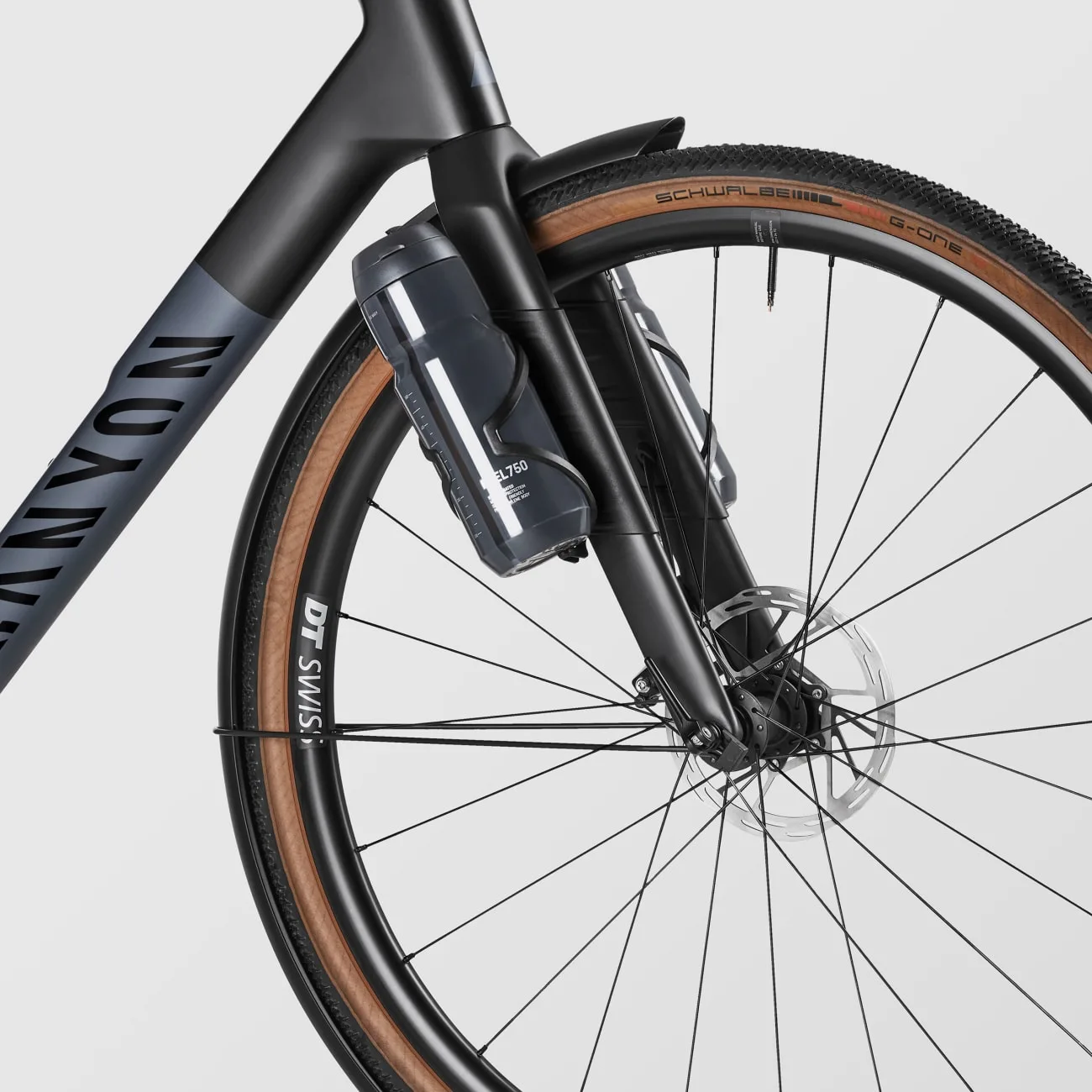 Vorderansicht eines Canyon Grail CF SL 7 AXS Gravelbikes mit Fokus auf das Vorderrad, die Gabel und den Rahmen. Ein schwarzer Flaschenhalter ist an der Gabel befestigt.