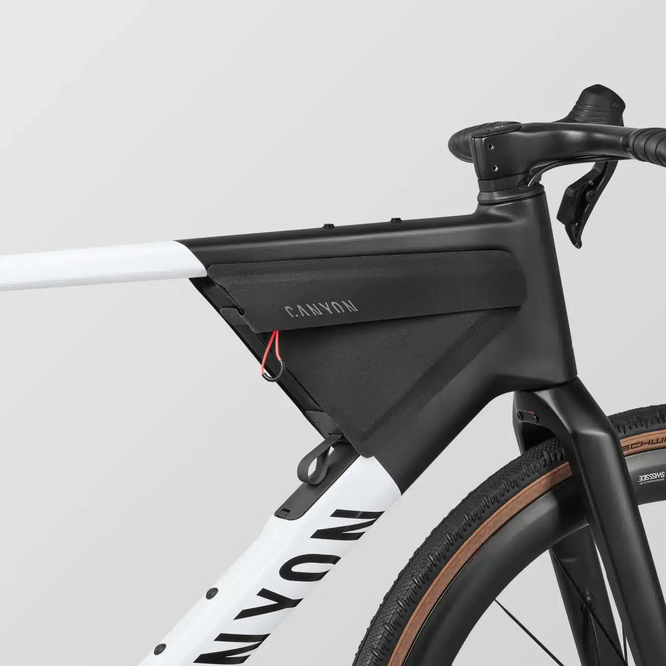 Vordere Ansicht eines Canyon Grail CF SLX 8 AXS Gravelbikes mit montierter schwarzer Rahmentasche.