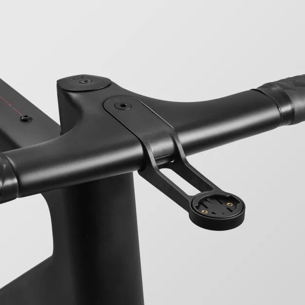 Detailansicht des schwarzen, aerodynamischen Vorbaus eines Canyon Grail CF SLX 8 AXS Gravelbikes mit einer montierten Halterung für einen Fahrradcomputer.