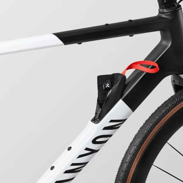 Vordere Ansicht eines Canyon Grail CF SLX 8 AXS Gravelbikes mit montierter schwarzer Rahmentasche.