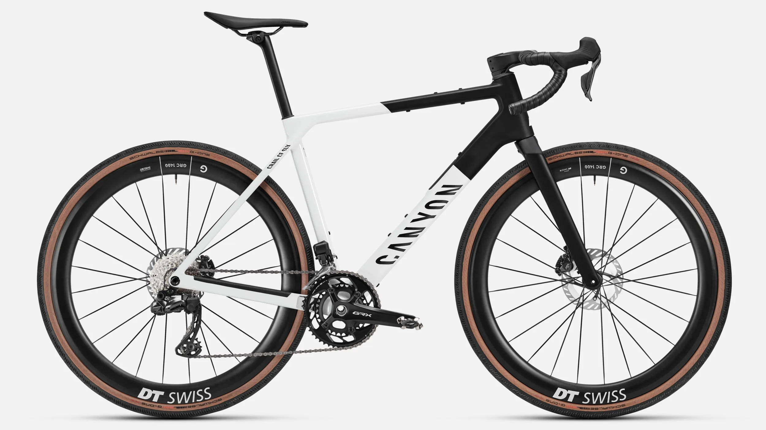 Seitenansicht eines Canyon Grail CF SLX 8 Di2 Gravelbikes in weiß und schwarz.