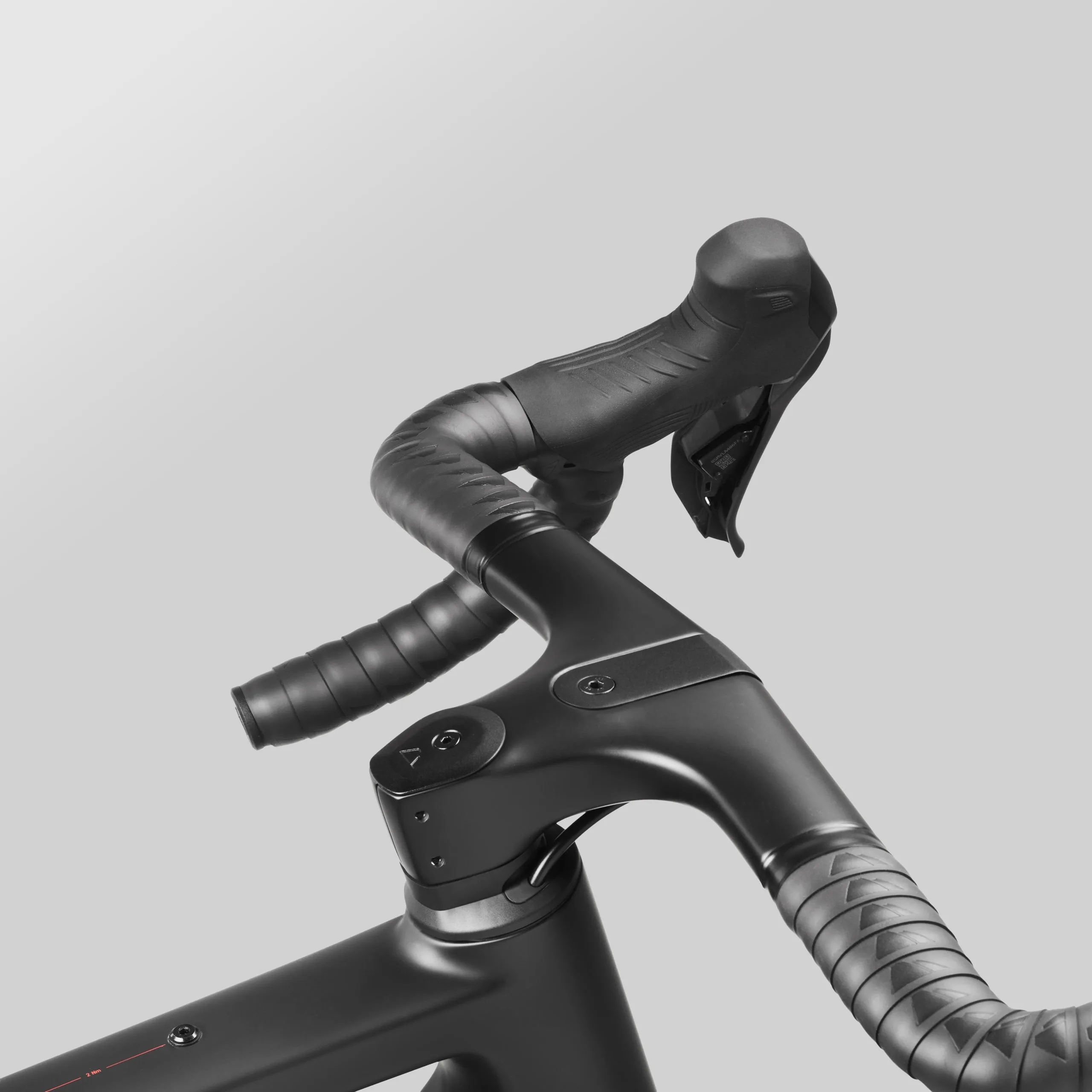 Nahaufnahme des schwarzen Carbon-Lenkers mit integriertem Vorbau und STI-Schalthebeln des Canyon Grail CF SLX 8 Di2.