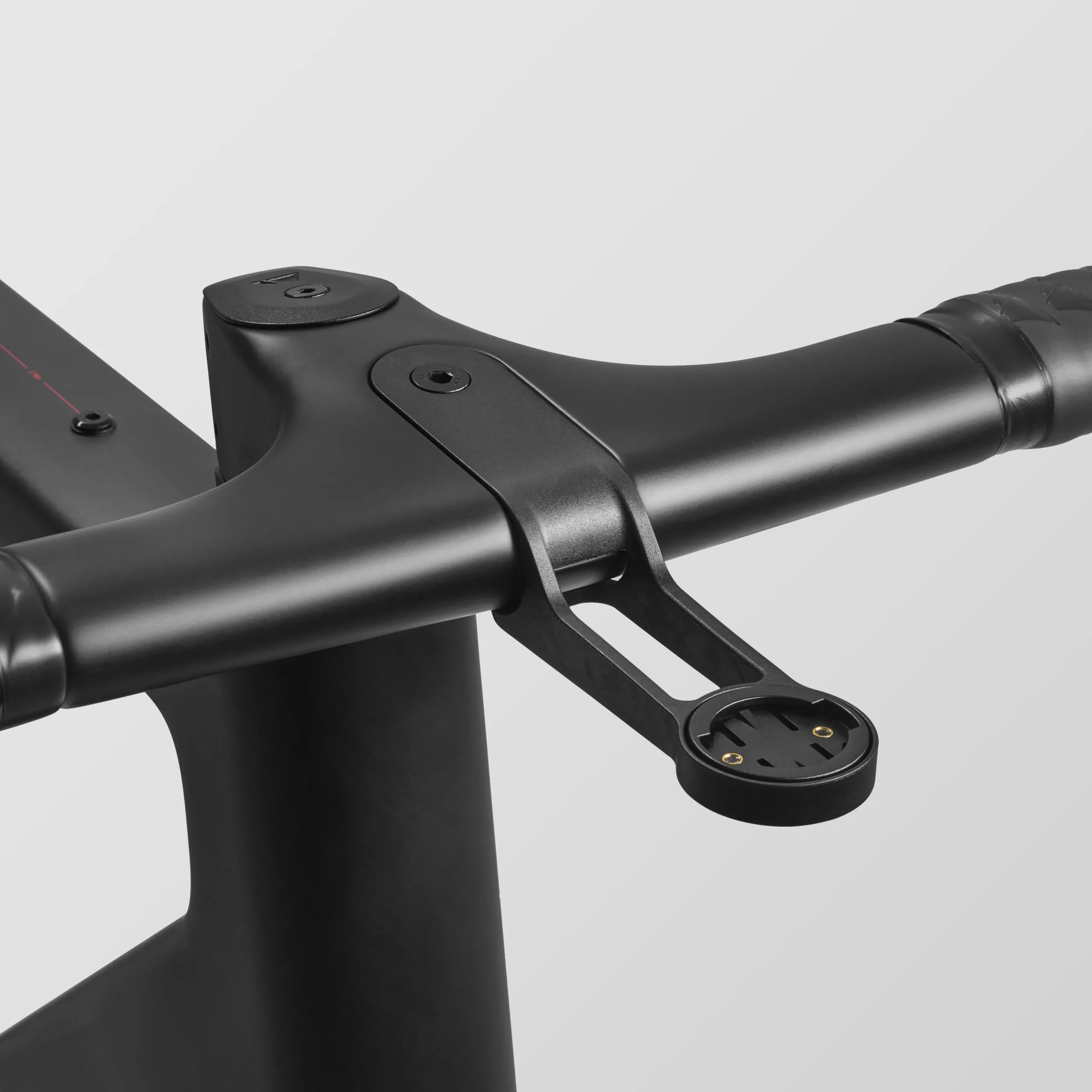 Nahaufnahme des schwarzen Carbon-Cockpits eines Canyon Grail CF SLX 8 Di2 Gravelbikes mit einer Halterung für einen Fahrradcomputer am Lenker.