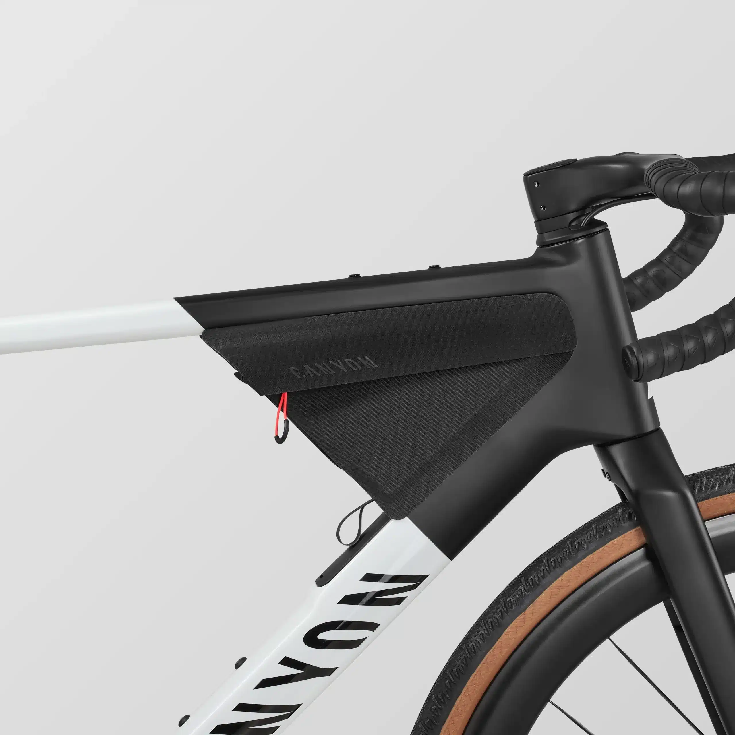 Frontansicht eines Canyon Grail CF SLX 8 Di2 Fahrrads mit montierter schwarzer Canyon Rahmentasche.
