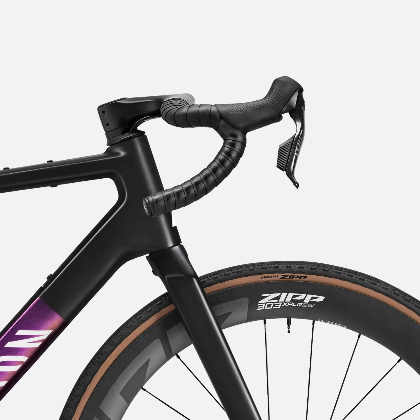 Detailaufnahme des schwarzen Carbon-Cockpits, des Rahmens und des Zipp 303 XPLR Laufrads eines Canyon Grail CFR AXS Gravelbikes.