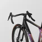 Vorderansicht eines Canyon Grail CFR AXS Gravelbikes mit Fokus auf Lenker, Gabel und Teil des Rahmens.