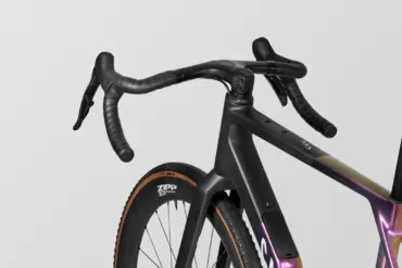 Vorderansicht eines Canyon Grail CFR AXS Gravelbikes mit Fokus auf Lenker, Gabel und Teil des Rahmens.